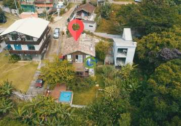 Linda e aconchegante casa rústica à venda na praia da gamboa, em garopaba.