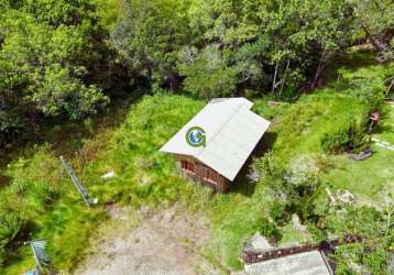 Tranquilidade na natureza: chalé de madeira em amplo terreno de 1189m², com vist