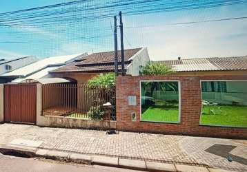 Linda casa com 180m² de terreno e 83m² de área útil com 3 quartos.