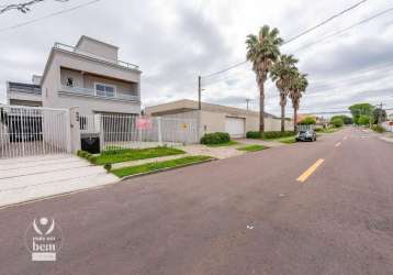 Sobrado triplex com quintal, estuda permuta, 3 quartos, suíte, terraço com churrasqueira e 3 vagas a venda no portão.