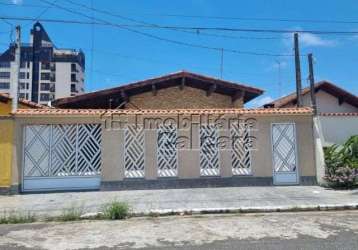 Casa com 03 dormitórios, á 90 metros da praia!!!