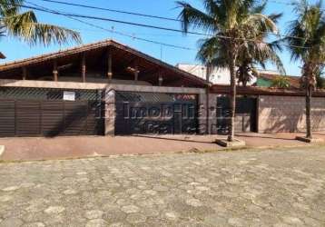 Linda casa no bairro maracanã- praia grande