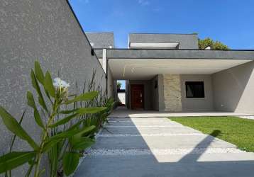 Casa com piscina e 3 suítes no centro de pontal do sul