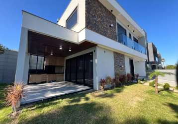 Casa de alto padrão com 3 suítes, varanda gourmet e automação completa