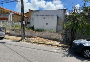 Aluga casa a 100 metros da 13 de maio