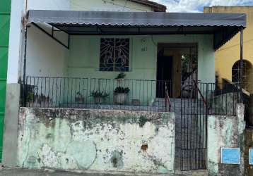 Vende casa com excelente localização