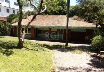 Residência de 02 dormitórios, dois pisos,   amplo living, cozinha, área de serviço, amplo patio, na parte da frente e nos fundos. edícula com churrasqueira e banheiro.&lt;br&gt;necessitando de reforma