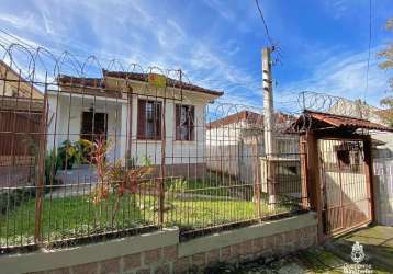 Quatro casas no mesmo terreno. casa da frente, dois dormitórios, duas salas, banho, cozinha, ampla área com churrasqueira, terraço, garagem nos fundos.&lt;br&gt;segunda, um dor, sala, banho cozinha.&l