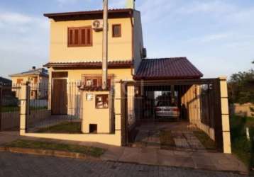 Vende bela casa em condomínio fechado, com 3 dormitórios, 2 suítes, com sacadas, com sala, living amplo, cozinha americana com bancada de granito com churrasqueira, garagem coberta, ar condicionado, c