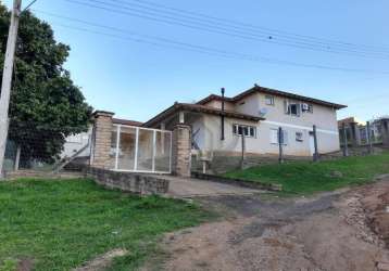 Casa no bairro lageado com uma vista magnífica do bairro. possui 2 pavimentos com 4 dormitórios, sendo uma suíte, 3 banheiros, ampla cozinha e sala de jantar integrada, sala de estar, living com escad