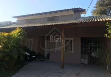 Casa com 02 dormitórios, banheiro, sala e cozinha. &lt;br&gt;tendo nos fundos do imóvel quiosque fechado com 01 banheiro, 01 dormitório e sala ampla. na parte de cima do quiosque 02 dormitórios, 01 ba