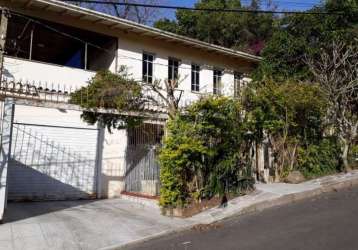 Casa com três dormitórios, quatro banheiros e três vagas na garagem no bairro da ponta grossa em porto alegre.,   &lt;br&gt;é uma casa sobrado de rua sem saída vista perene sol o dia todo,  piscina, l