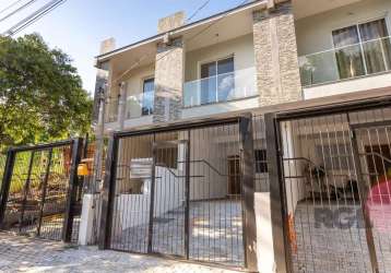 Lindo sobrado novo 3 dormitórios com sacada e  suite,  no bairro parque santa fé.&lt;br&gt;   casa nunca habitada, fino acabamento, piso em porcelanato e teto com gesso rebaixado. cozinha ampla e inte