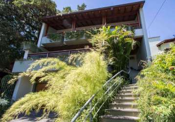 Excelente casa em localização tranquila em frente a praça no jardim isabel essa casa tem charme e espaço de sobra. ótima posição solar. &lt;br&gt;com 04 dormitórios sendo a suíte master com closet e b