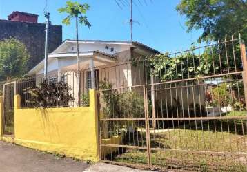 Casa à venda na vila nova, porto alegre&lt;br&gt;ótima oportunidade de compra! casa à venda localizada na rua hulda scherer, na vila nova em porto alegre. o imóvel possui 2 dormitórios, 1 banheiro e 4