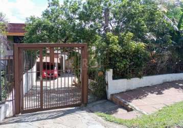 Excelente casa na vila nova com 3 dormitórios, sendo 1 suíte com hidro, estar e jantar, cozinha, área de lazer com churrasqueira. pátio amplo com vaga para 2 carros.aproveite essa oportunidade única d