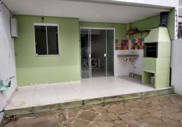 Casa linda com vista para o rio com 3 pavimentos  com duas suítes e a possibilidade de terceiro  dormitório, no terceiro pavimento , casa com sacadas, pátio com gradil na frente e fundos 2 vagas , ter