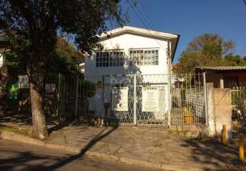 Casa no bairro tristeza com 3 dormitórios, sendo uma suíte, living com lareira , lavabo, ampla cozinha com churrasqueira, banheiro social. pátio aos fundos, e na frente. garagem fechada no térreo para