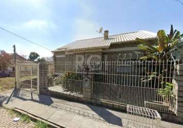 Ótima residencia (sobrado), 3 (três) dormitórios, 1 (uma) suíte, sala ampla com lareira.edícula com sala, dormitório, banheiro e churrasqueira, piscina e 3 (três) vagas cobertas. aceita imóvel.