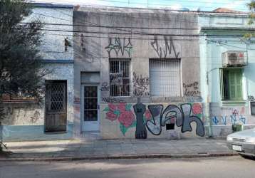 Casa térrea residencial ou comercial, com 02 dormitórios, sala, cozinha, banheiro social,  pequeno pátio nos fundos com churrasqueira. e banheiro. perto de supermercados, farmácias, bares e restaurant