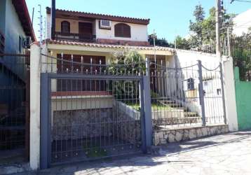 Casa de 3 dormitórios no bairro santo antônio. semi mobiliada tendo 1 suíte com sacada mais gabinete, hall de entrada, amplo living com 3 ambientes, lareira, lavabo, 2 jardins internos, 4 banheiros, c