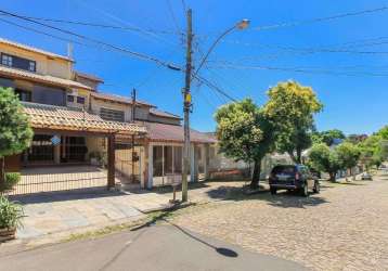 Casa, estilo sobrado, social integrado com lareira, jantar, cozinha com armários, pátio, pergolado, ambiente de churrasco reversível, sótão ou quarto dormitório, depósito, sacada, vista, sol norte...p