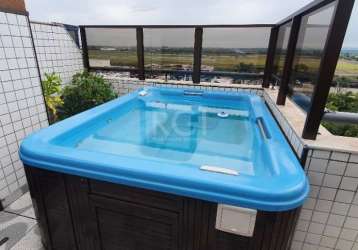 Linda cobertura com jacuzzi de frente com 2 dormitórios, suíte, sacada integrada, living amplo, decorada, ótimo acabamento, cozinha mobiliada, área de serviço, água quente, banheiro social, parte supe