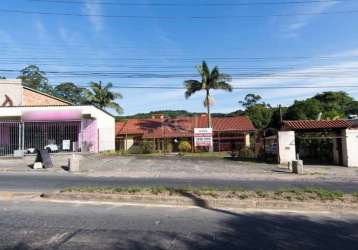 Casa térrea  com 4 dormitórios sendo 2 suítes, uma delas master com banheira de hidro,lavabo, amplo living para 3 ambientes com lareira, cozinha, área de serviço, lavanderia,sala de estar, gabinete qu