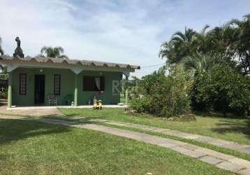 Ótima casa térrea de 3 dormitórios sendo 1 suíte, banheiro, cozinha grande, área de serviço, junque, varanda coberta, galpão crioulo metade alvenaria outra costaneira, churrasqueira, fogão campeiro co