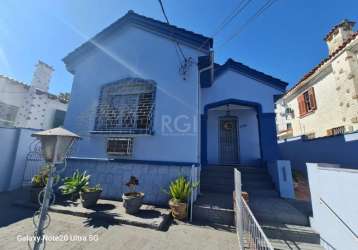 Excelente residência recentemente pintada e muito bem conservada construção de 1947 , casa térrea com pátio  uma vaga de garagem fechada , três dormitórios, sala de estar  um banheiro social ,  cozinh