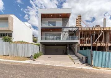 Casa em condomínio com projeto diferenciado, steel frame é um conceito de tecnologias limpas e métodos de construção contemporâneos, leves e rápidos. o imóvel possui 03 dormitórios, sendo 01 suíte com