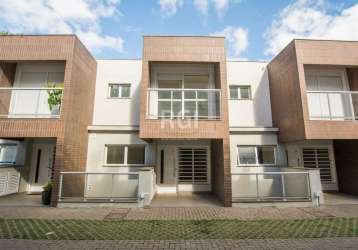 Casa em condomínio com 3 suítes, 250m², 3 andares. &lt;br&gt;primeiro piso: garagem para 3 carros cobertos, lavanderia, depósito e dependência completa. &lt;br&gt;segundo piso: sala de estar e jantar,