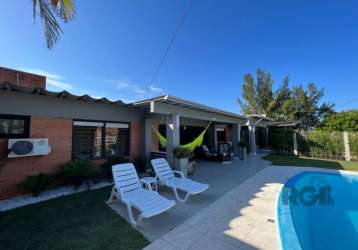 Casa muito aconchegante em atlantida, composta por quatro dormitórios, sendo duas suítes, com colchões de alta densidade, split e ventilador de teto, dependência de empregada com banheiro auxiliar. sa