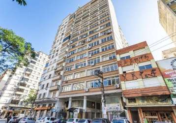 Apartamento de 2 dormitórios com dependência de empregada no centro histórico em porto alegre. possui living para 2 ambientes, banheiro social e banheiro auxiliar, área de serviço separada, posição so