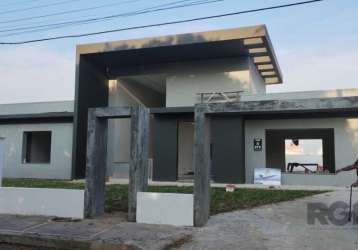 Casa térrea com pé direito alto, semi mobiliada, em frente ao parque central de atlantida , lugar privilegiado. composta de 4 , quartos , sendo 2 suítes, amplo living com lareira, lavanderia, cozinha 