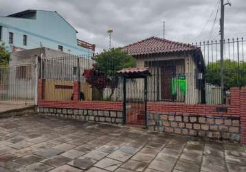 Ótima casa  conta com 2 dormitórios, 2 salas de estar, copa e cozinha, banheiro, área de serviço separada da casa, churrasqueira coberta lavanderia grande.imóvel bem localizado terreno com 220 m² no b