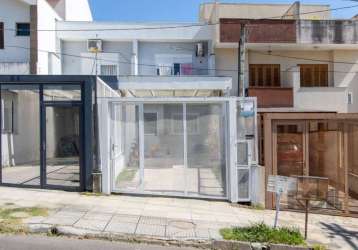 Casa à venda localizado na rua manoel nunes da silva, no bairro guarujá em porto alegre. este imóvel conta com área construída de 122m², oferecendo 2 quartos, sendo 2 suítes, 1 banheiro e 2 vagas de g