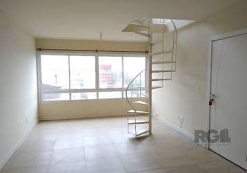 Apartamento duplex no bairro jardim itu sabará, de 100m² no 4º andar. imóvel com 2 dormitórios, 2 salas, 2 cozinhas com churrasqueira, 3 banheiros e piso em porcelanato. possui área externa. garagem p