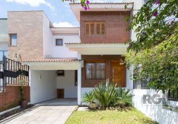 Casa no lagos de nova ipanema, 03 dormitórios com piso laminado bambu, sendo 1 suite, sala de estar e jantar com gesso rebaixado, lavabo, lareira, cozinha montada, amplo sótão com possibilidade para 3