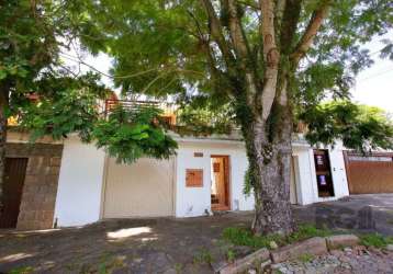 Casa com 3 quartos sendo um suíte, living para 2 ambientes, lareira, banheiro social e auxiliar, copa e cozinha , despensa e área de serviço. terraço com pergolado e espaço para jardim, churrasqueira.