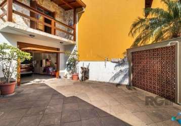 Casa 04 dormitórios, garagem, porto alegre/rs.  &lt;br&gt;casa de 4 dormitórios com 216m² de área construída no bairro medianeira, são 2 casas mesmo terreno, uma de 137m², 2 dormitórios, living, sala 