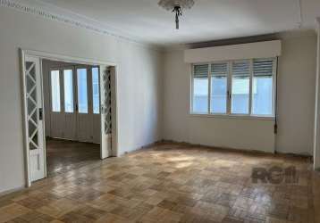 Ótimo e amplo apartamento na av. independência, em frente a santa casa, lateral, desocupado, com 176m² privativos, de 3 dormitórios e vaga. possui hall de entrada, living amplo com sacada, sala de jan