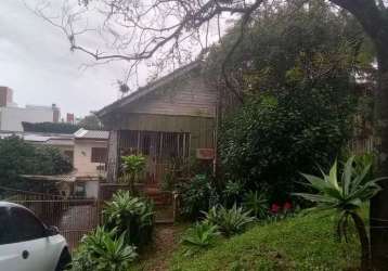 Ótima oportunidade de adquirir um terreno, bem localizado no bairro tristeza! &lt;br&gt;possui duas casas, na primeira, uma casa de madeira, tem dois dormitórios, sala, cozinha e um banheiro social.&l