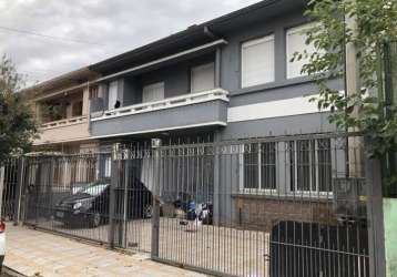 Casa no bairro azenha (somente parte inferior) em porto alegre, semi mobiliada e aconchegante de 160m² com amplo espaço, ótima iluminação natural, três dormitórios com armários, sendo um deles suíte, 