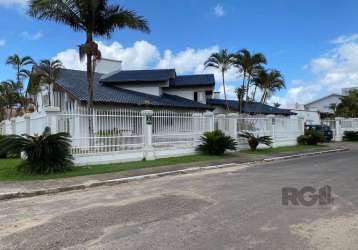 Casa de 4 dormitórios, 2 suítes &lt;br&gt;padrão luxo, esquina.    &lt;br&gt;2 suítes com banheira de hidromassagem e closet,&lt;br&gt;cozinha com copa&lt;br&gt;dependência de empregada com sanitário 