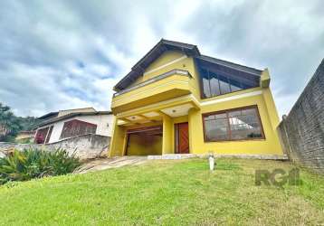 Linda casa no bairro nonoai para venda, possui 3 dormitórios sendo 1 suíte master com banheira e closet, sacada com vista aberta, amplo living 2 ambiente com pé direito alto e cozinha integrada, terre