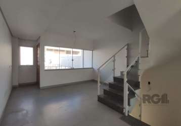 Casa nova, alto padrão, 3 suítes, living, cozinha com churrasqueira, área de serviço, banheiro social, pátio, sacada com vista, vaga para 3 carros, espera para split.