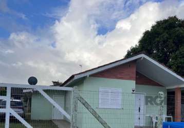 Casa em excelente estado em arroio teixeira a 5 quadras do mar   , cercada  , com 4 dormitorios , sala ampla , banho social  + auxiliar , cozinha + area de serviços , pátio  , churrasqueira , deposito