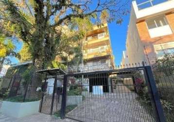 Ótima e ampla cobertura duplex no bairro tristeza, desocupada, com 176m² privativos, de 2 dormitórios e vaga. possui no andar inferior: sala ampla com lareira, 2 dormitórios, banheiro social, lavabo, 