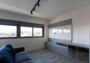 Excelente studio com ambientes integrados e closet. totalmente mobiliado, possui móveis planejados, churrasqueira e split, além de uma ótima iluminação natural. localizado no 13º andar, com vista para